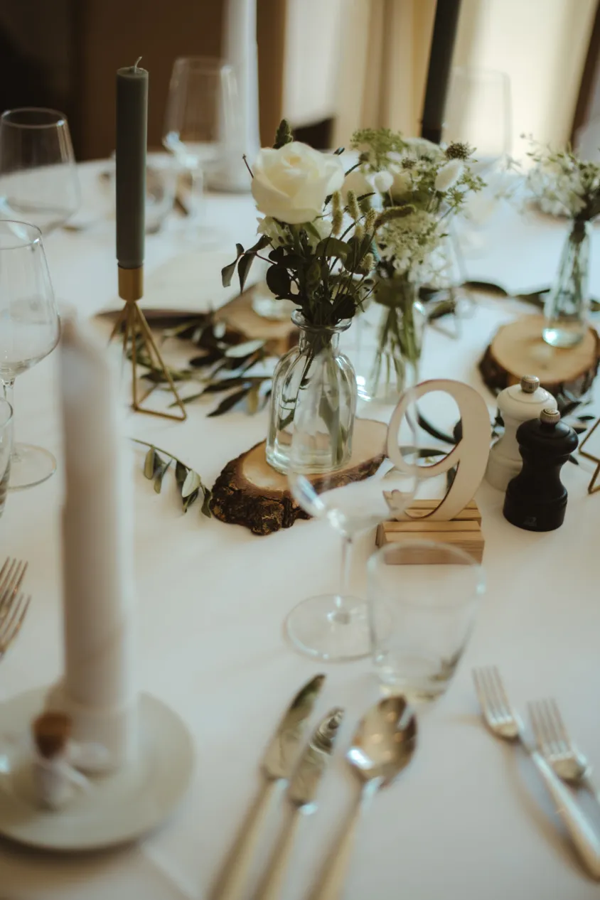 Gedeckte Hochzeitstafel mit Tischnummer neun und Blumen