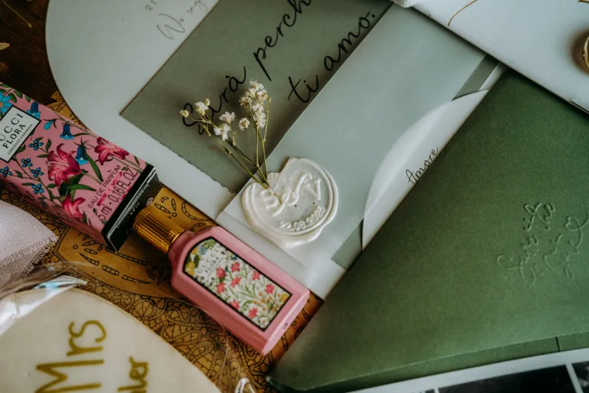 Hochzeitseinladung mit Wachssiegel und Parfümflakon
